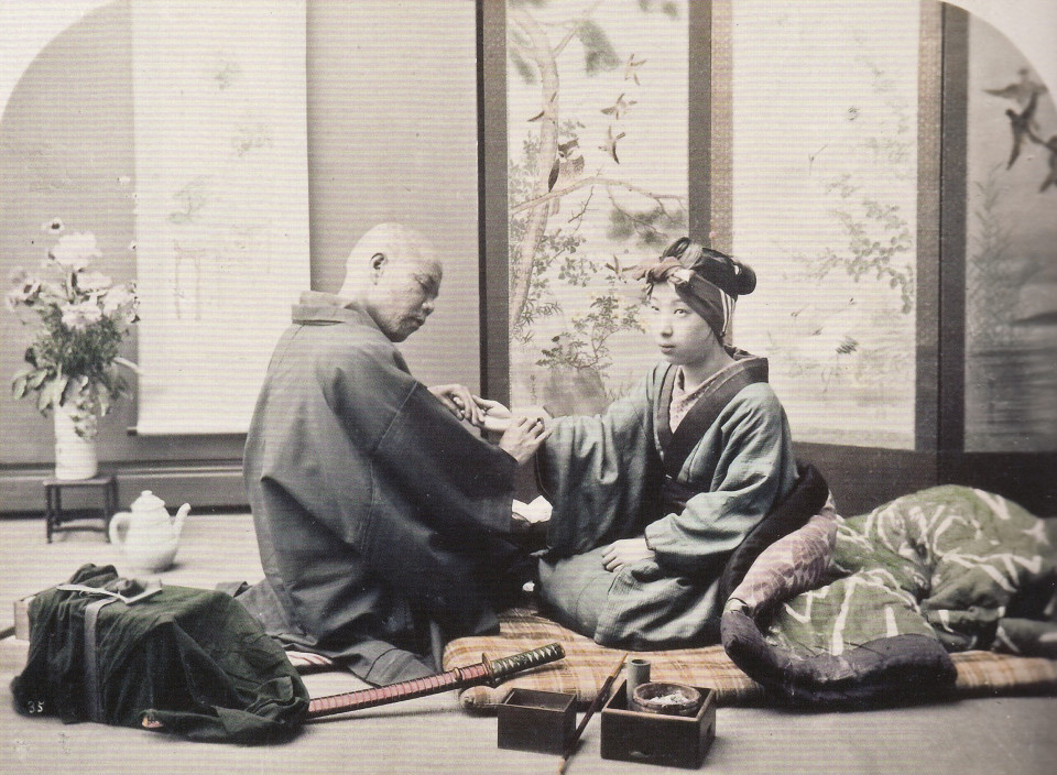 Historisches, nachkoloriertes Foto aus Japan, das die Pulsdiagnose zeigt